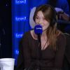 Carla Bruni-Sarkozy, invitée de Nikos Aliagas dans son émission "Sortez du cadre" sur Europe 1. Octobre 2014. La chanteuse a fait de l'humour concernant une question sur le football.
