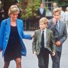 Lady Di, le prince Harry et le prince William en novembre 1995 à la sortie de l'Eton College.
