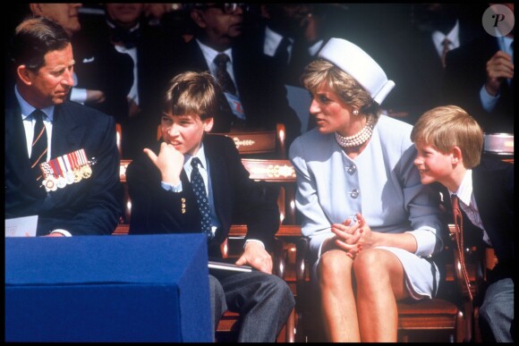 Les princes William et Harry avec leurs parents le prince Charles et la princesse Diana à Hyde Park en juillet 1995 pour le 50e anniversaire du Parlement.
