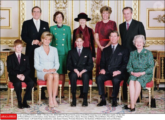 La famille royale britannique en mars 1997 à Windsor, le jour de la confirmation du prince William, assis entre sa mère Lady Di et son père le prince Charles.