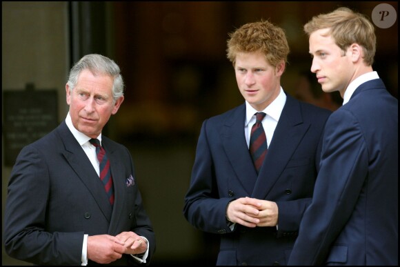 Le prince Charles avec ses fils le prince Harry et le prince William en août 2007 lors d'un service commémorant les 10 ans de la mort de Lady Di.