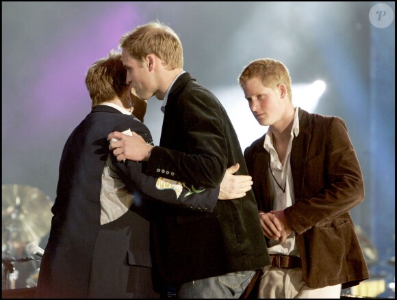 Le prince William et le prince Harry embrassent Elton John lors du concert hommage à Lady Di au 10e anniversaire de sa mort, en juillet 2007.