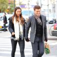 Matthew Morrison et sa compagne Renee Puente dans les rues de New York, le 17 octobre 2012.