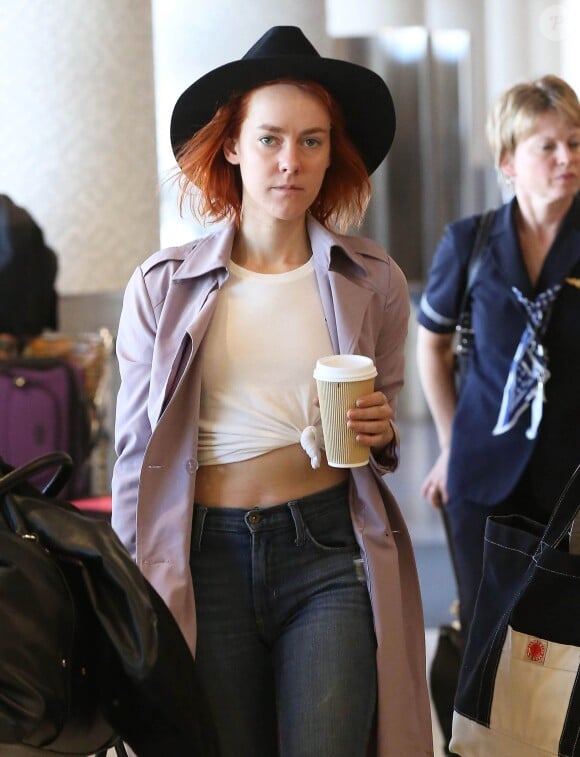 Jena Malone quittent l'aéroport de LAX à Los Angeles, le 3 octobre 2014.