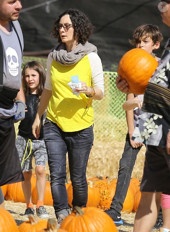 Sara Gilbert (enceinte) avec sa femme Linda Perry et leurs enfants Levi et Sawyer se promènent au Mr Bones Pumpkin Patch à West Hollywood. Le 18 octobre 2014.