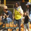 Sara Gilbert (enceinte) avec sa femme Linda Perry et leurs enfants Levi et Sawyer à West Hollywood, le 18 octobre 2014.