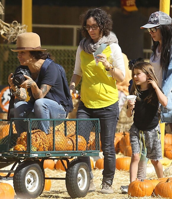 Sara Gilbert (enceinte) avec sa femme Linda Perry et leurs enfants Levi et Sawyer à West Hollywood, le 18 octobre 2014.
