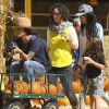 Sara Gilbert (enceinte) avec sa femme Linda Perry et leurs enfants Levi et Sawyer au Mr Bones Pumpkin Patch à West Hollywood, le 18 octobre 2014.