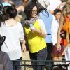 Sara Gilbert (enceinte) avec sa femme Linda Perry et leurs enfants Levi et Sawyer au Mr Bones Pumpkin Patch à West Hollywood, le 18 octobre 2014.