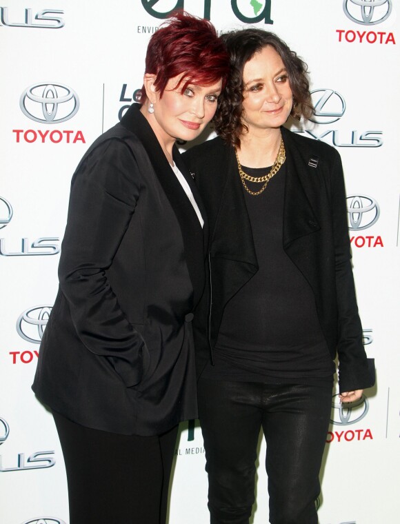 Sara Gilbert (enceinte) et Sharon Osbourne sur le tapis rouge du Annual Environmental Media Awards à Los Angeles, le 18 octobre 2014.
