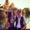 Laeticia Hallyday avec ses filles Jade et Joy à Disneyland Paris, le 18 octobre 2014.