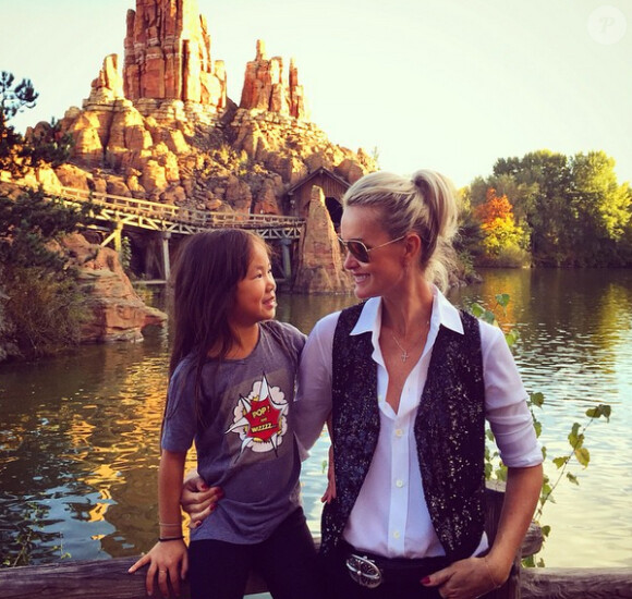 Laeticia Hallyday avec ses filles Jade et Joy à Disneyland Paris, le 18 octobre 2014.