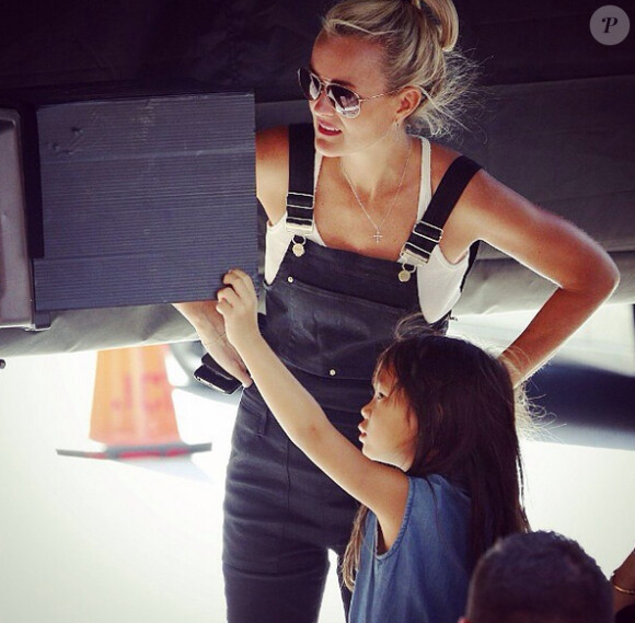 Laeticia Hallyday avec sa fille Joy, sur le tournage du nouveau clip de Johnny Hallyday à Los Angeles, le 14 octobre 2014.