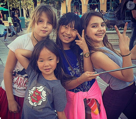 Laeticia Hallyday a passé une après-midi de folie à Disneyland Paris avec ses filles et des amis, le 18 octobre 2014.