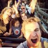 Laeticia Hallyday s'éclate avec des amis et ses filles Jade et Joy à Disneyland Paris, le 18 octobre 2014.