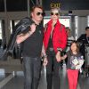 Johnny Hallyday quitte Los Angeles en famille pour rejoindre Paris, le 14 octobre 2014. Le rocker était accompagné de sa femme Laeticia, de ses filles Jade et Joy ainsi que la grand-mère de son épouse Eliette et de son chien Santos. 