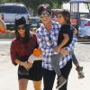 Kourtney Kardashian sa mère Kris Jenner et ses deux enfants Penelope et Mason à Los Angeles, le 18 Octobre 2014.