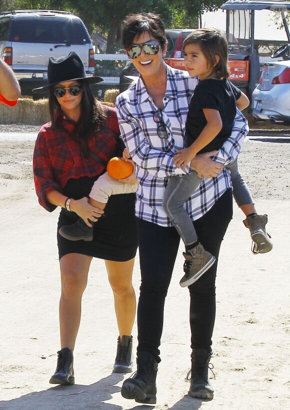 Kourtney Kardashian sa mère Kris Jenner et ses deux enfants Penelope et Mason à Los Angeles, le 18 Octobre 2014.