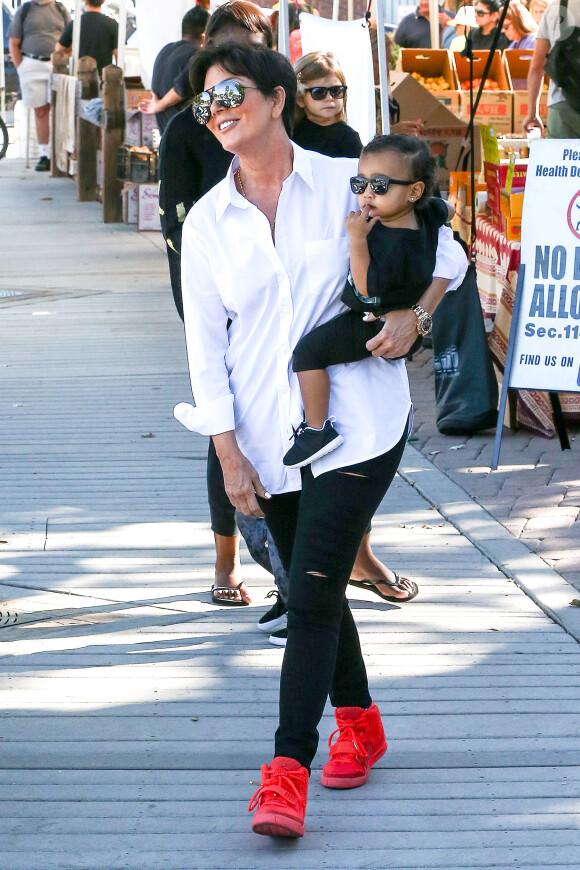 Kris Jenner et sa petite fille North West à Calabasas, Los Angeles, le 11 octobre 2014.