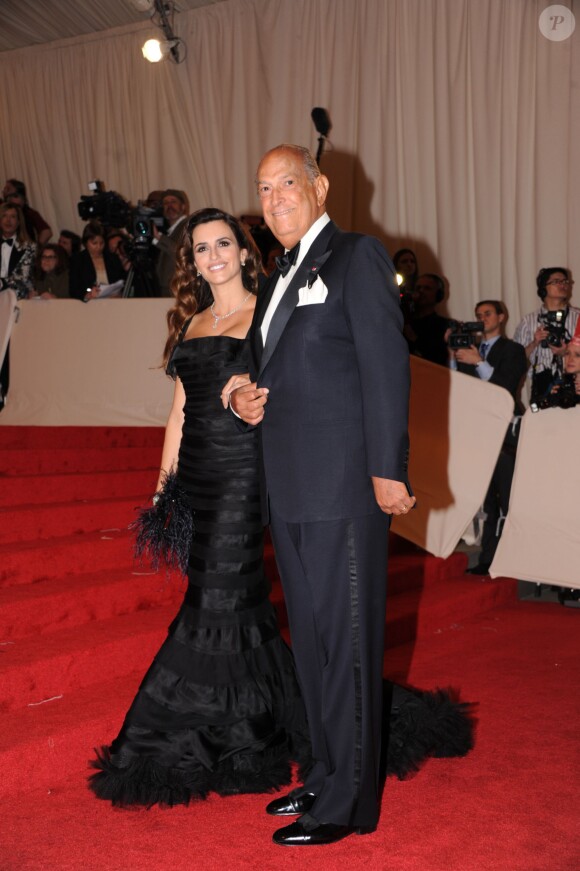 Penélope Cruz et Oscar de la Renta lors du gala du Costume Institute à New York. Mai 2011.