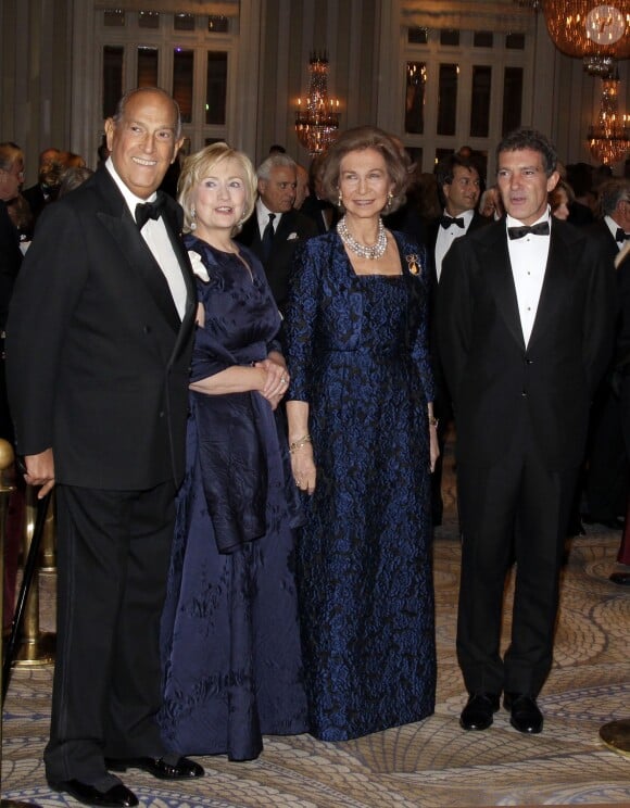 Oscar de la Renta, Hilary Clinton, la reine Sofia d'Espagne et Antonio Banderas lors du gala de l'Institut espagnol de la reine Sofia à New York. Novembre 2013.