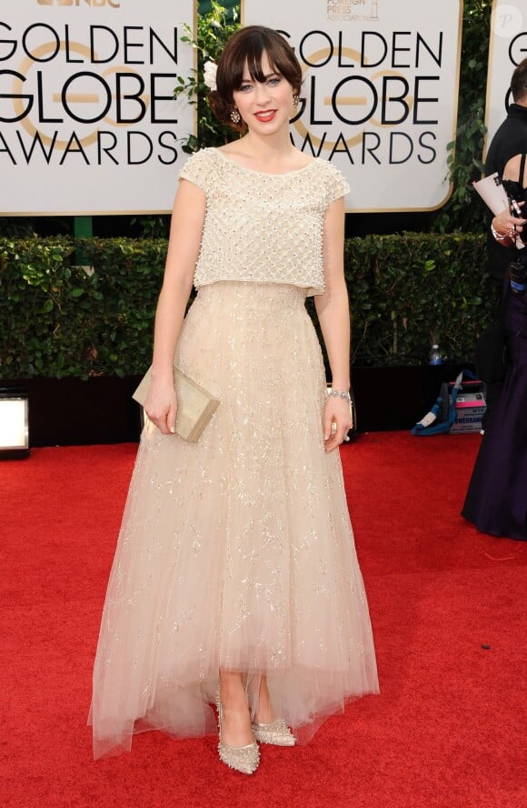 Zooey Deschanel, habillée en Oscar de la Renta, assiste aux Golden Globes à Beverly Hills. Le 12 janvier 2014.
