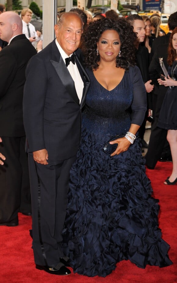Oscar De La Renta et Oprah Winfrey assistent au gala du Costume Institute à New York. Mai 2010.