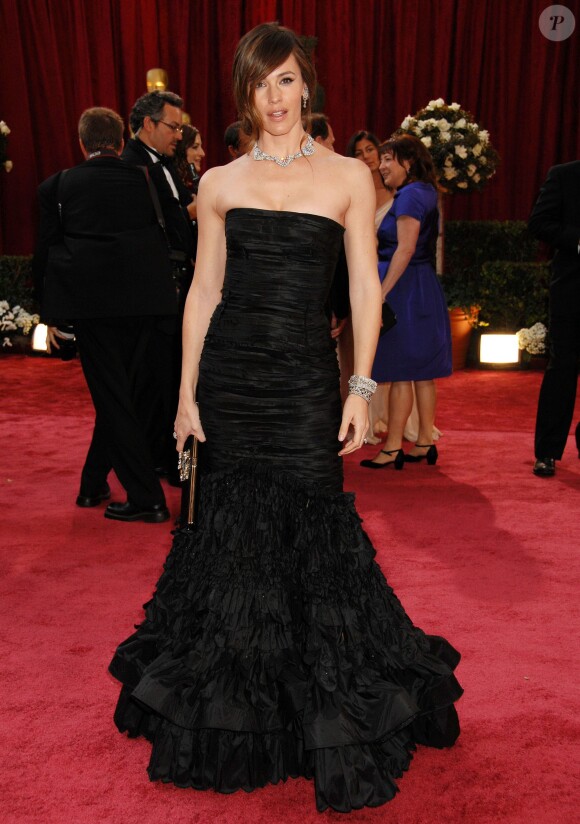 Jennifer Garner, sublime en robe noire Oscar de la Renta, assiste aux Oscars à Los Angeles, le 24 février 2008.