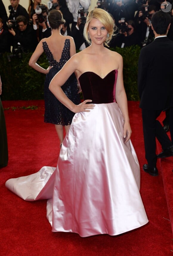 Claire Danes, habillée d'une robe Oscar de la Renta, assiste au gala du Costume Institute. New York, le 5 mai 2014.