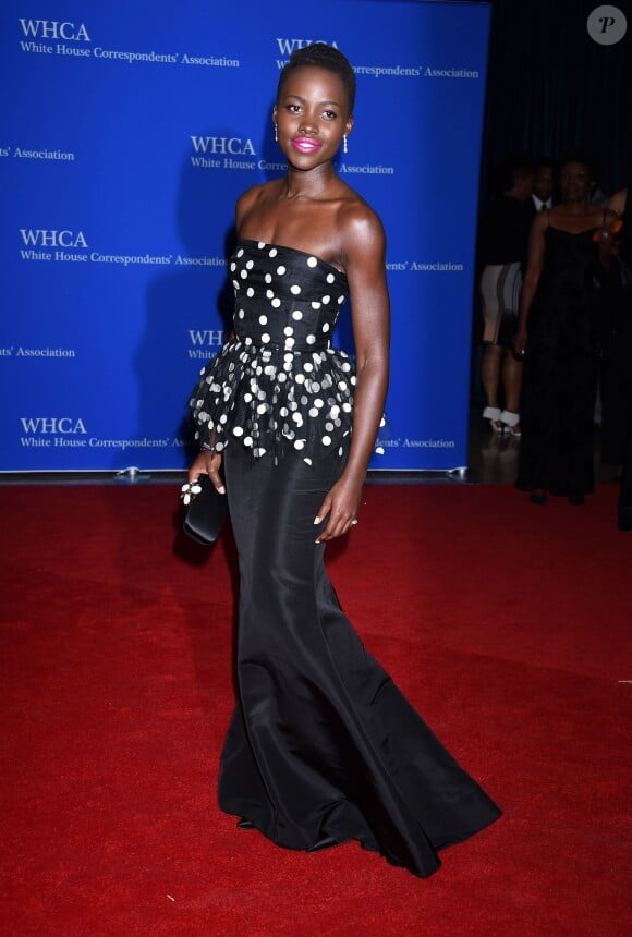 Lupita Nyong'o assiste au dîner de l'association des Correspondants de la Maison Blanche à Washington, habillée d'une robe noire à pois Oscar de la Renta. Le 3 mai 2014.