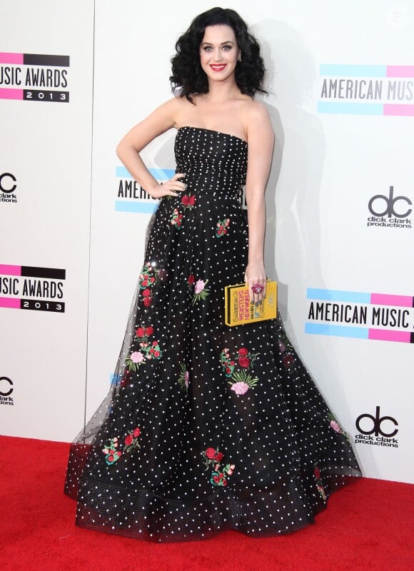 Katy Perry porte une robe florale Oscar de la Renta lors des American Music Awards 2013 à Los Angeles, le 24 novembre 2013.