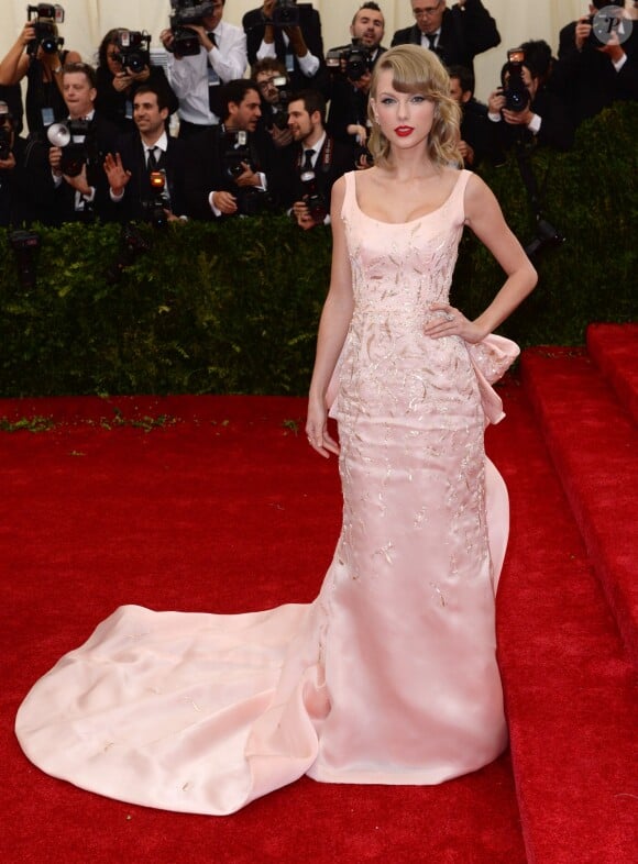 Taylor Swift assiste au gala du Costume Institute, habillée d'une robe Oscar de la Renta. New York, le 5 mai 2014.