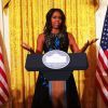 Michelle Obama porte une robe Oscar de la Renta lors d'un cocktail à la Maison Blanche, célébrant le Fashion Education Workshop. Washington, le 8 octobre 2014.