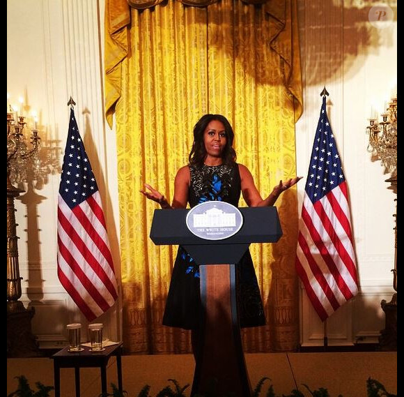 Michelle Obama porte une robe Oscar de la Renta lors d'un cocktail à la Maison Blanche, célébrant le Fashion Education Workshop. Washington, le 8 octobre 2014.