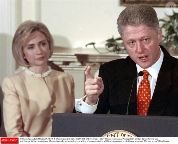 Hilarry et Bill Clinton, qui nie avoir eu des relations sexuelles avec Monica Lewinsky, le 26 janvier 1998 à Washington. 