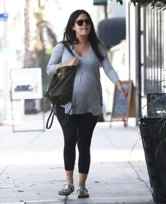 Exclusif - Rachel Bilson (très enceinte) de sortie à Los Angeles, le 20 octobre 2014.