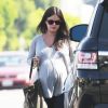 Exclusif - Rachel Bilson, très enceinte, est allée acheter un jus de fruit frais à West Hollywood, le 20 octobre 2014.