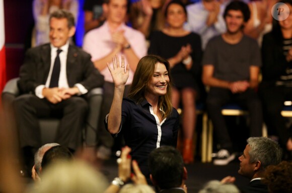 Carla Bruni-Sarkozy assiste au meeting de Nicolas Sarkozy à Nice le 21 octobre 2014.