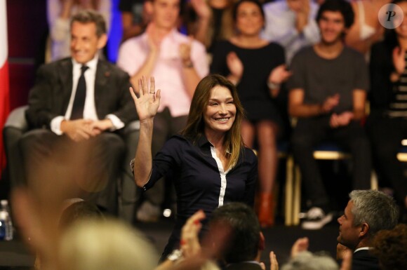 Carla Bruni-Sarkozy salue la foule lors du meeting de Nicolas Sarkozy à Nice le 21 octobre 2014.