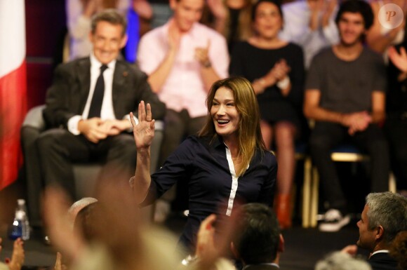 Carla Bruni-Sarkozy assiste au meeting de Nicolas Sarkozy à Nice le 21 octobre 2014.