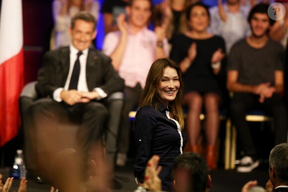 Carla Bruni-Sarkozy assiste au meeting de Nicolas Sarkozy à Nice le 21 octobre 2014.