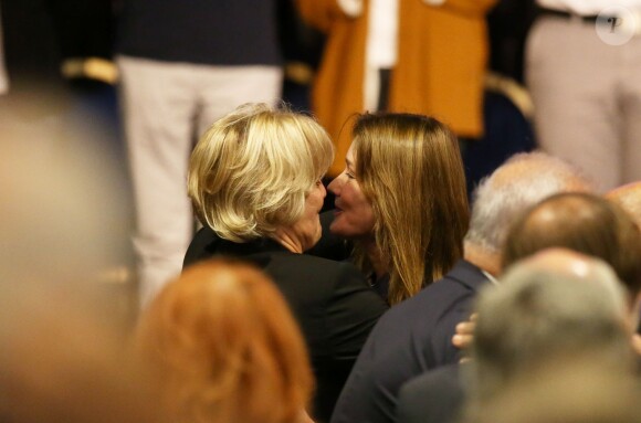 Carla Bruni-Sarkozy embrasse Nadine Morano au meeting de Nicolas Sarkozy à Nice le 21 octobre 2014.