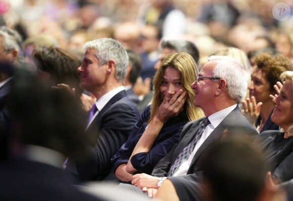 Laurent Wauquiez et Carla Bruni-Sarkozy assistent au meeting de Nicolas Sarkozy à Nice le 21 octobre 2014.