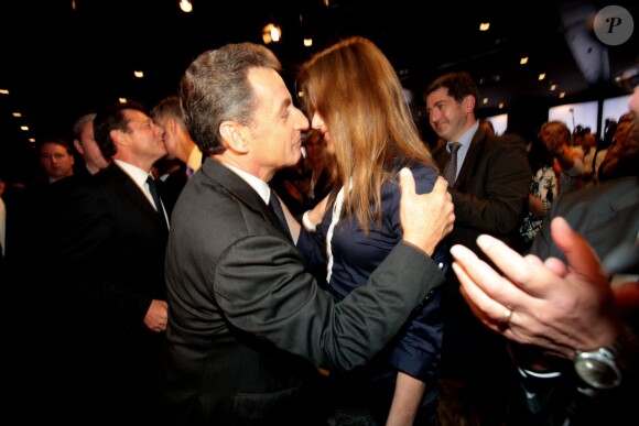 Nicolas Sarkozy embrasse son épouse Carla Bruni-Sarkozy lors de son meeting à Nice le 21 octobre 2014.