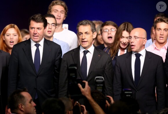 Christian Estrosi, Nicolas Sarkozy, Carla Bruni, Eric Ciotti, Laurent Wauquiez prennent la pause après la réunion publique de Nicolas Sarkozy à Nice le 21 octobre 2014.