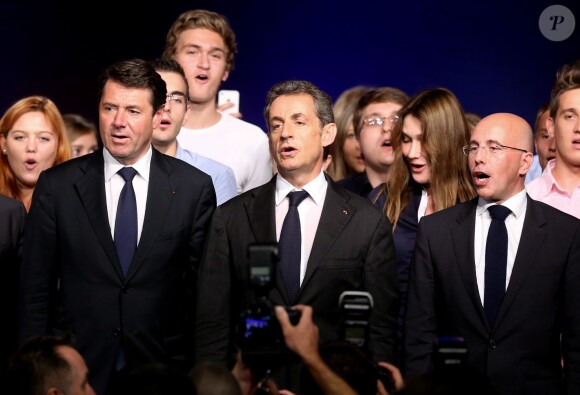 Christian Estrosi, Nicolas Sarkozy, Carla Bruni, Eric Ciotti, Laurent Wauquiez prennent la pause après la réunion publique de Nicolas Sarkozy à Nice le 21 octobre 2014.