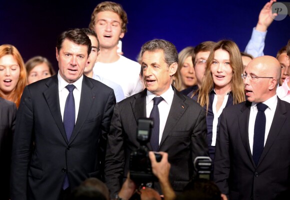Christian Estrosi, Nicolas Sarkozy, Carla Bruni, Eric Ciotti, Laurent Wauquiez prennent la pause après la réunion publique de Nicolas Sarkozy à Nice le 21 octobre 2014.