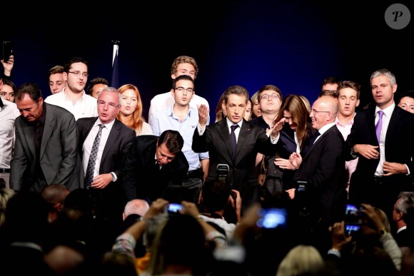Christian Estrosi, Nicolas Sarkozy, Carla Bruni, Eric Ciotti, Laurent Wauquiez prennent la pause après la réunion publique de Nicolas Sarkozy à Nice le 21 octobre 2014.