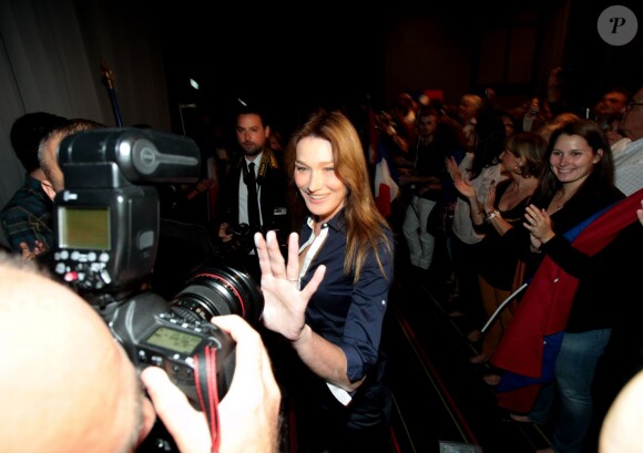 Carla Bruni-Sarkozy sous les flashs au meeting de Nicolas Sarkozy à Nice le 21 octobre 2014.
