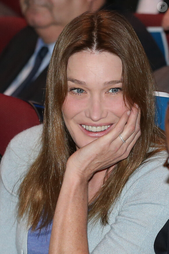 Carla Bruni-Sarkozy assiste au meeting de son mari Nicolas Sarkozy à Toulon, le 22 octobre 2014.